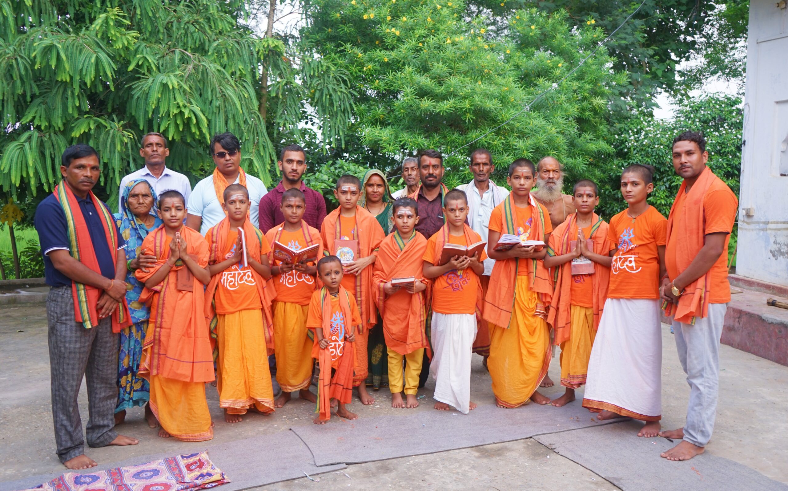 नाग पञ्चमी को उपलक्ष्यमा गुरुकुल विद्यालयमा वस्त्र वितरण कार्यक्रम सम्पन्न – बृजेश बरई