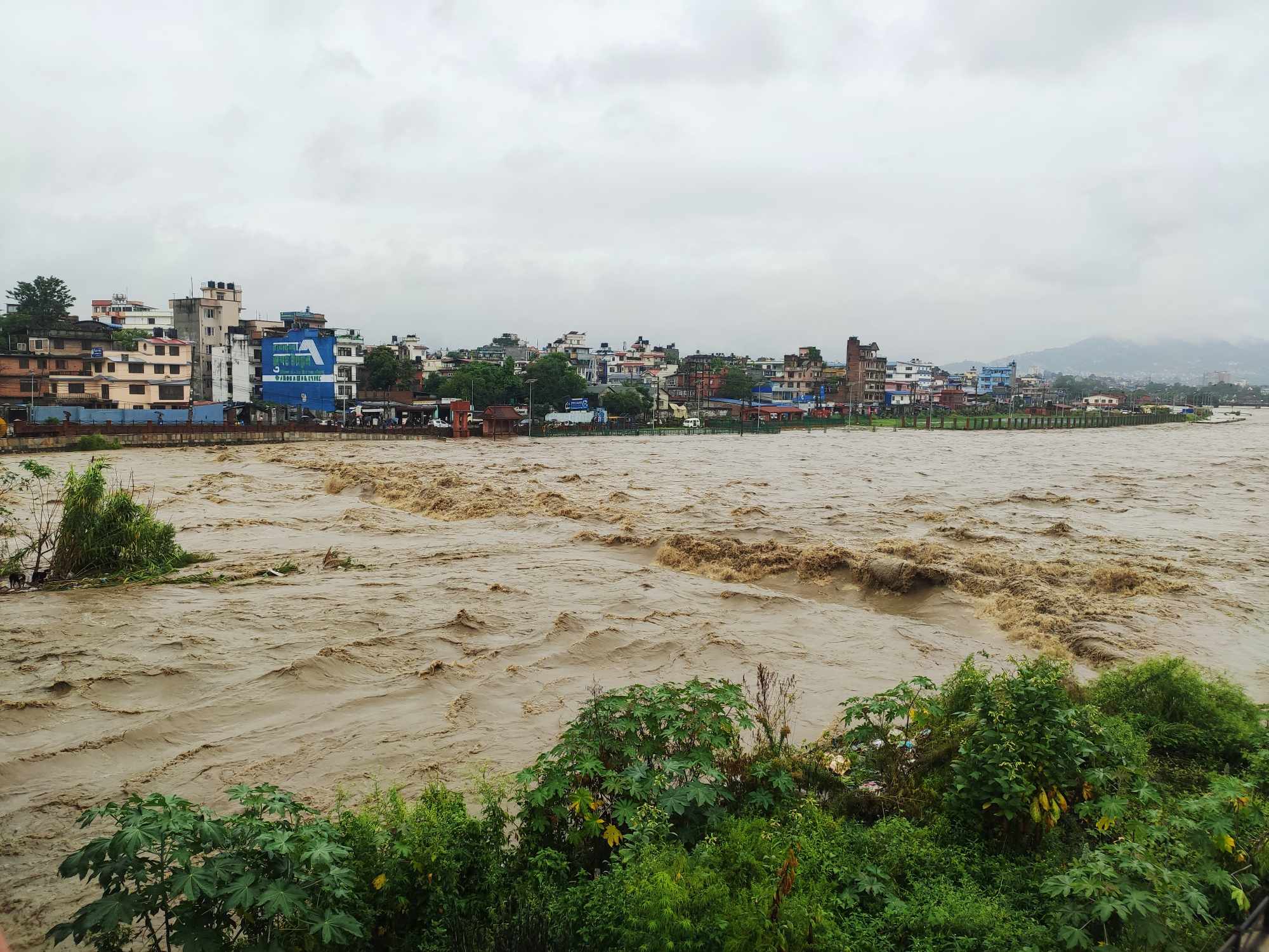 काठमाडौंमा गएराती भारी वर्षा,बागमती र धोबिखोलाले सतर्कता तह पार गर्यो