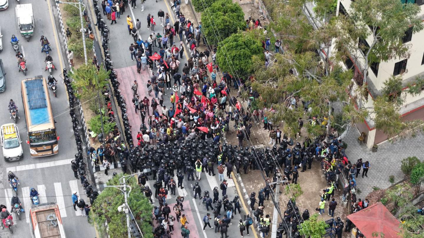 केपी ओली पक्राउ विरुद्ध एमाले कार्यकर्ताहरुले बबरमहल क्षेत्रमा प्रदर्शन गरेका छन् !
