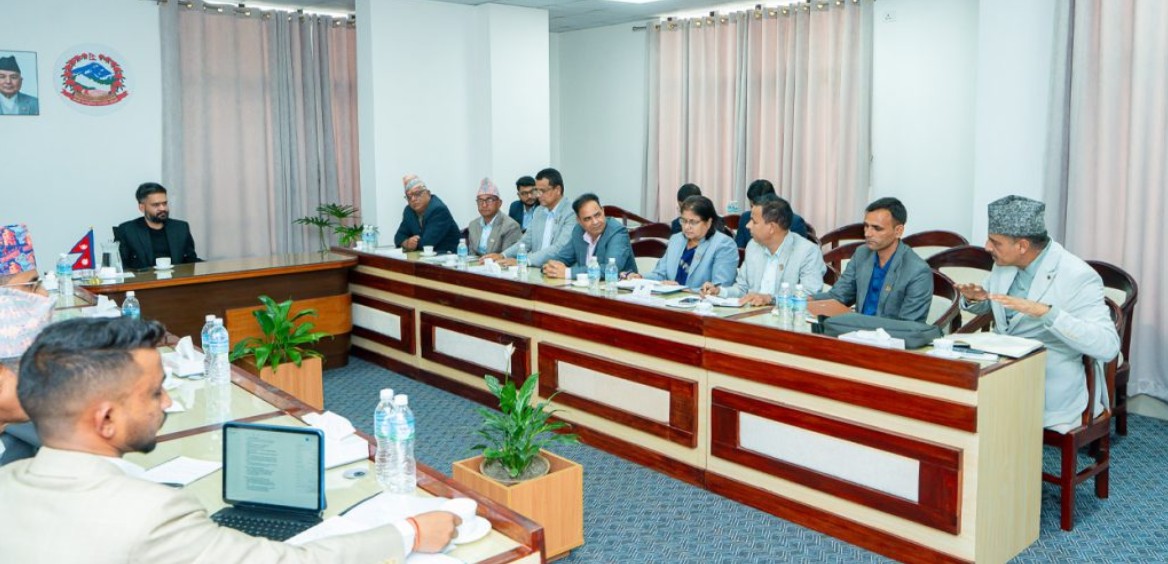 एमाले सांसदले भने- कर्मचारीतन्त्र खत्तम, बालेनको जवाफ- यसको जड तपाईंहरू नै हो !